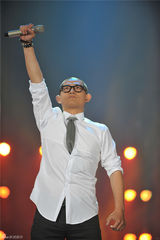 组图：歌狂腾格尔与辣妹共舞 蒋方舟迷黑豹主唱