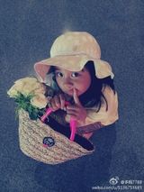 组图：奶爸萌娃再出发 吴镇宇对嘴喂儿子饼干