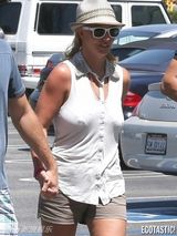 已放弃治疗！布兰妮胸部下垂似大妈