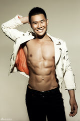 组图：谢孟伟写真大秀腹肌酷man十足