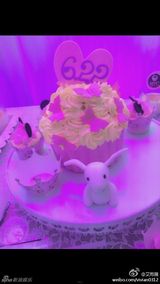 组图：张嘉倪生日被求婚 与男友双双落泪