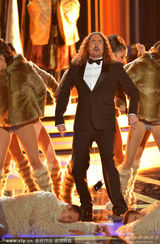 组图：歌曲恶搞专家艾尔-扬科维奇登台表演