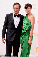 组图：马克-鲁法洛正装领结亮相艾美红毯