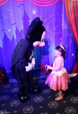 组图：王诗龄玩转迪士尼 变身睡美人获赞小公主