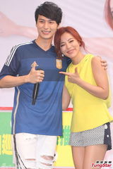 组图：丁当签唱会淋雨会粉丝 严爵贴心送内衣