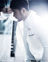 组图：刘恩佑牵手张熙媛秀甜蜜 首公开情侣大片