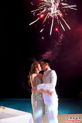 组图：钟镇涛婚礼热吻妻女 一家四口笑靥如花