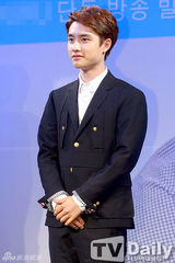 组图：赵寅成孔孝真深情对视 浪漫甜蜜