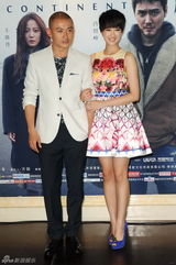 组图：《后会无期》首映发布会 韩寒牵狗走红毯