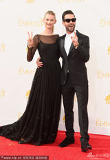 组图：魔力红主唱亚当-莱文携爱妻现身红毯