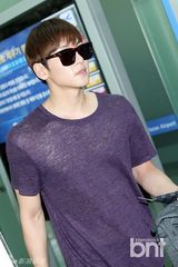 组图：韩星池昌旭赴港 休闲装扮清爽帅气