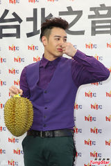 组图：潘玮柏发片撞世界杯 变魔术玩求婚