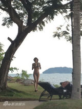 组图：高虎昔日揽比基尼美女 海边度假推油按摩