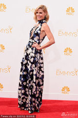 组图：《摩登家庭》女星朱丽-鲍温花裙美艳