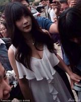 组图：柳岩低胸装性感 当快递员为大学生送货