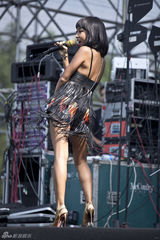 组图：吉克隽逸首次献唱音乐节 流苏装皮肤黝黑