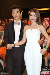 组图：炎亚纶李毓芬现身签书会 (炎亚纶遭讥整形关微博)