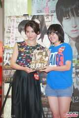 组图：秋元才加来港宣传新戏 叹吸烟戏具挑战性