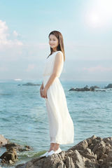 组图：颖儿曝海边清新照 素雅白裙文艺范十足