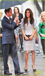 组图：威廉夫妇亮相首映礼 王子为凯特撑伞秀甜蜜