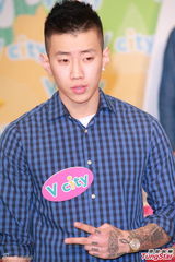 组图：朴宰范呼吁歌迷为海难祈祷 不知尼坤恋情