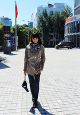 组图：海陆街拍LOOK 卡其色风衣搭牛仔裤