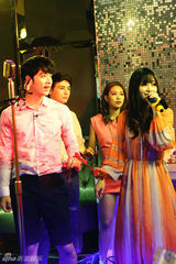 组图：《如果爱》角逐最强情侣 三对情侣争麦霸