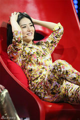 组图：奶爸似张杰谢娜心动 李小冉强吻男选手