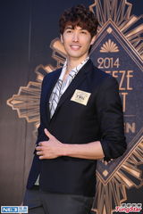 组图：昆凌给周妈妈送祝福 锦荣笑答郭敬明绯闻