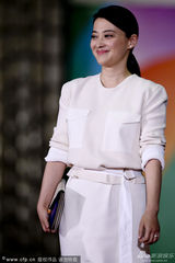 组图：梅婷亮相红毯 淡雅白裙露笑容展成熟风韵