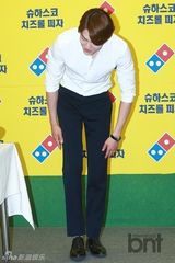 组图：韩星金宇彬喂萌娃吃披萨露暖男笑容