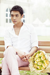 组图：霍政谚夏日写真萌系 桃花电眼俘获人心