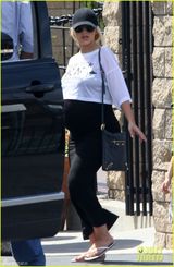 组图：克里斯蒂娜挺超大孕肚 下巴依旧尖尖