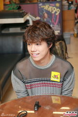 组图：张敬轩个唱不骚肌肉 拍片望助抑郁症患者