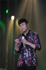 组图：歌狂尚雯婕法语歌PK小沈阳 疑回应腾格尔