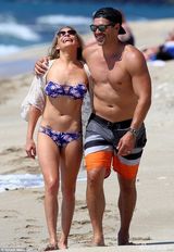 组图：莱姆斯和41岁老公海边热吻 私处纹身抢镜