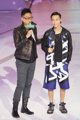 组图：萧敬腾女神的新衣跪拜叶璇 陈伟霆加盟