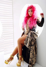 组图：刘雅婷粉发女战士摇滚写真 造型英气十足