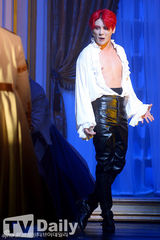 组图：JYJ金俊秀参演音乐剧 饰红发吸血鬼