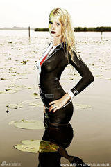 组图：彩绘模特全裸出镜 水中摆poss性感妖媚