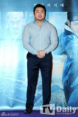 组图：韩星姜东元退伍后首亮相显拘谨