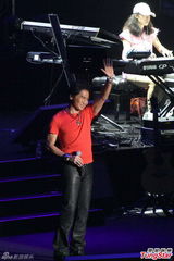 组图：齐秦澳门开唱庆端午 辛晓琪黄裙助阵