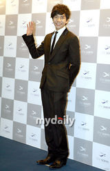 幻灯图：李胜基宋智孝等出席化妆品牌新品发布会