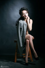 组图：何晴首曝尺度写真 秀身材展媚惑纯情