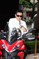 组图：黄晓明台湾出席活动称最迟40岁结婚