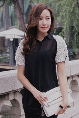 组图：韩雨芹街拍黑白配秀出时尚自我