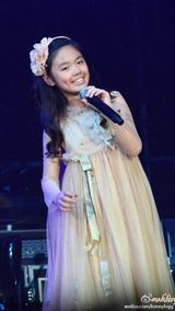 组图：甜蜜暖心老爸！钟镇涛为爱女庆生表爱意