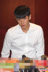 组图：柯震东台北道歉会气色不佳 情绪较为镇定