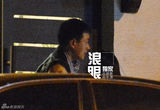 组图：佟大为携妻会友聚餐 力保好男人称号