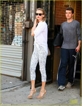 组图：斯威夫特湿发现身街头 诠释白色休闲风